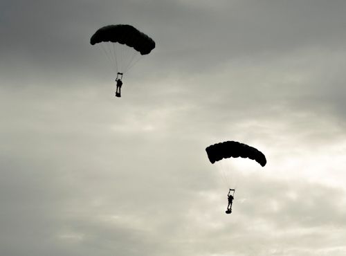 Atterra male durante la discesa con il paracadute: ferito un 41enne Atterra male durante la discesa con il paracadute: ferito un 41enne