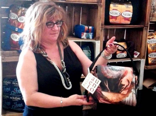 Lorena Chinaglia, presidente di Diapsi, mostra mostra un borsa della linea Gaudenzio