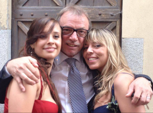 Luciano Bellan insieme alle figlie Violante e Margherita (da Facebook) Luciano Bellan insieme alle figlie Violante e Margherita (da Facebook)