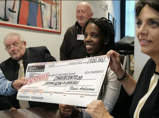 Dai proventi del libro di Flavio Ardissone, 500 euro all'Aism Dai proventi del libro di Flavio Ardissone, 500 euro all'Aism