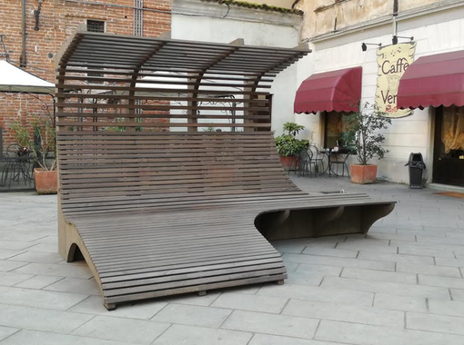 Elegante, strana, mai vista una panchina così - Le foto