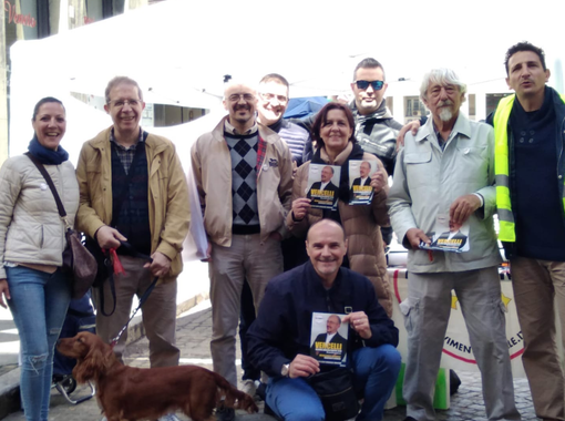 Candidati e attivisti a uno dei banchetti organizzati a Vercelli