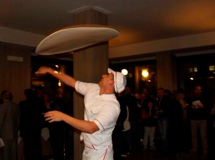 Pizza acrobatica e sfida tra i mangiatori più veloci Pizza acrobatica e sfida tra i mangiatori più veloci