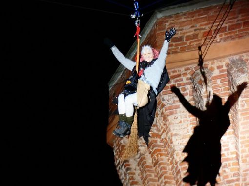 Scende la Befana dalla Torre dell'Angelo