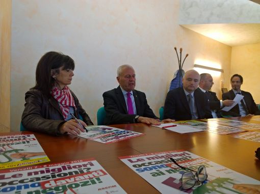 Torna il Fora Tüt: "Le occasioni migliori sono davanti ai negozi" Torna il Fora Tüt: "Le occasioni migliori sono davanti ai negozi"