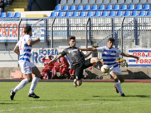 Il gran gol di Perrotta. Ma inutile.... (foto Lussoso)
