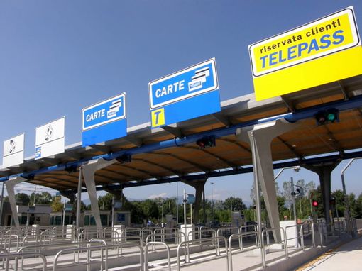 Fa inversione al casello dell'autostrada: multa e sequestro del camion