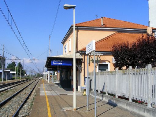 La stazione di Livorno Ferraris (foto d'archivio) La stazione di Livorno Ferraris (foto d'archivio)