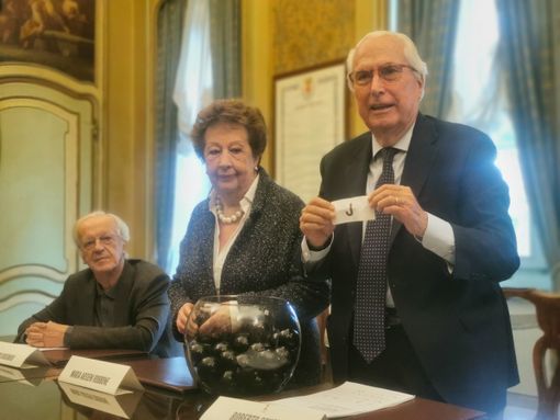 Il maestro Borgognovo, Maria Arsieni Robbone e il sindaco Scheda sorteggiano l'ordine di esecuzione Il maestro Borgognovo, Maria Arsieni Robbone e il sindaco Scheda sorteggiano l'ordine di esecuzione