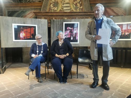 Paola Carello e Nicoletta Quintini di Libriamoci a Vercelli e il presidente del Leone, Gianni Mentigazzi