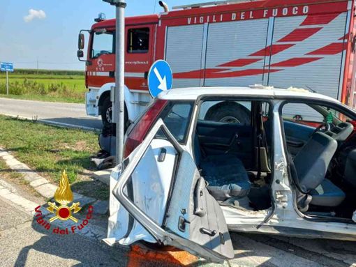 Scontro tra due auto, coinvolti 4 adulti e un bambino Scontro tra due auto, coinvolti 4 adulti e un bambino