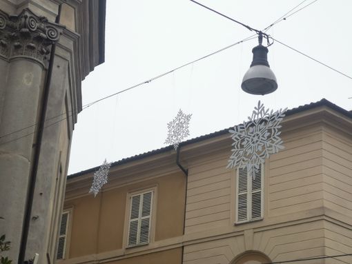 Il caro energia spegne le luci di Natale. I commercianti cercano un'altra soluzione