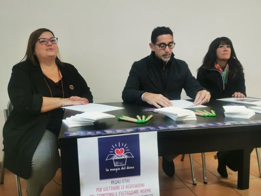 "La magia del dono": 30 associazioni in piazza Cavour per il mercatino della solidarietà "La magia del dono": 30 associazioni in piazza Cavour per il mercatino della solidarietà