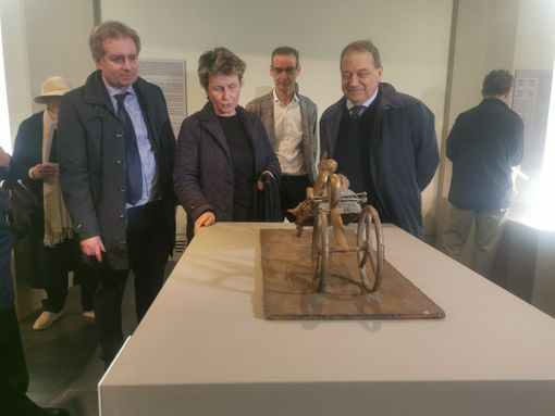 Daniele De Luca, Giulia Manzù e il sindaco Corsaro alla mostra