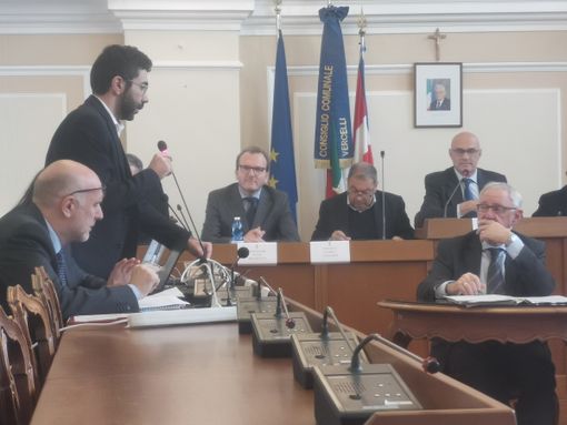 Caro bollette, scambio di accuse in Consiglio, ma voto unanime sull'ordine del giorno Caro bollette, scambio di accuse in Consiglio, ma voto unanime sull'ordine del giorno