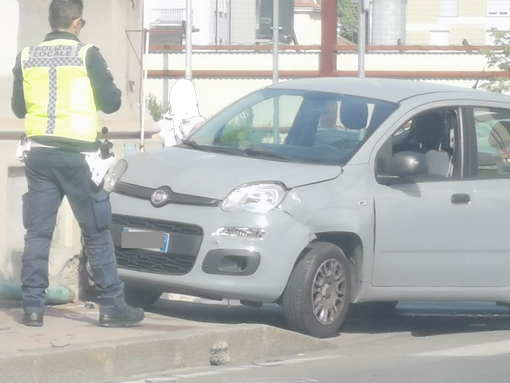 Incidente tra via Massaua e via Derna: vettura abbatte il semaforo Incidente tra via Massaua e via Derna: vettura abbatte il semaforo