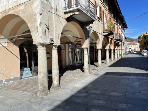 "Vetrine in luce": Gattinara porta l'arte negli spazi commerciali dismessi