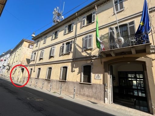 Ruba una bici incatenata a pochi metri dalla caserma del Carabinieri