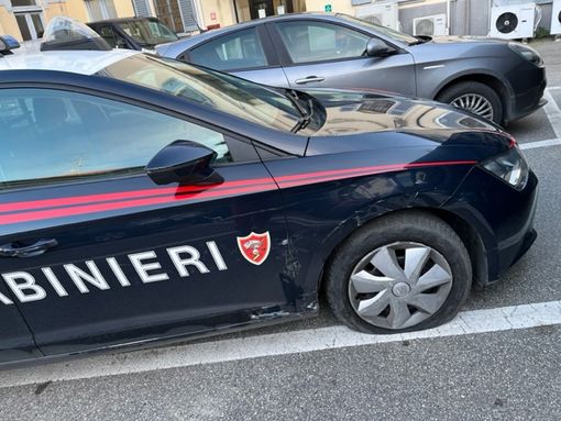 L'auto del radiomobile danneggiata nel corso dell'inseguimento