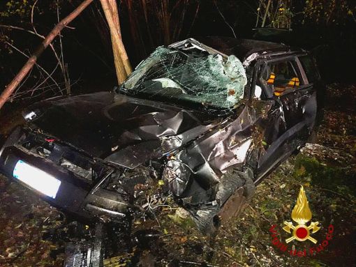 Fuori strada in una zona impervia: auto distrutta