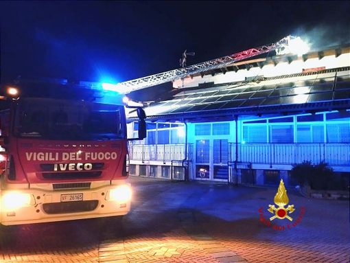 Tetto in fiamme a Cigliano: al lavoro tre squadre dei Vigili del Fuoco