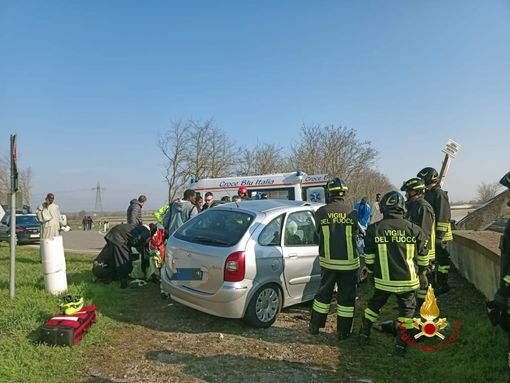 Auto contro la spalletta del ponte del Canale Cavour: cinque feriti intrappolati tra le lamiere - FOTO