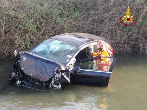 Precipita con l'auto in un canale: donna in ospedale a Novara Precipita con l'auto in un canale: donna in ospedale a Novara