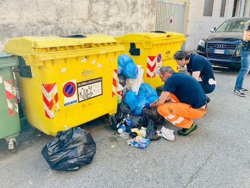 Rifiuti abbandonati in via Guicciardini. Individuato il trasgressore - VIDEO Rifiuti abbandonati in via Guicciardini. Individuato il trasgressore - VIDEO