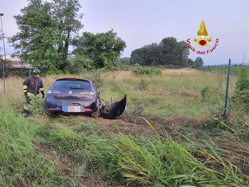 Fuori strada con l'auto: conducente in ospedale Fuori strada con l'auto: conducente in ospedale