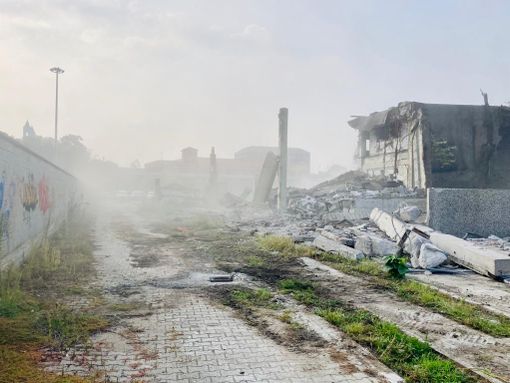 Giù il capannone dismesso, proseguono i lavori per il parcheggio di via Birago - foto e video Giù il capannone dismesso, proseguono i lavori per il parcheggio di via Birago - foto e video