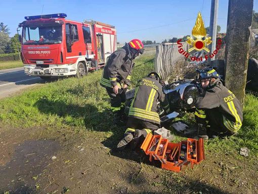Scontro tra auto e moto alle porte del vercellese Scontro tra auto e moto alle porte del vercellese
