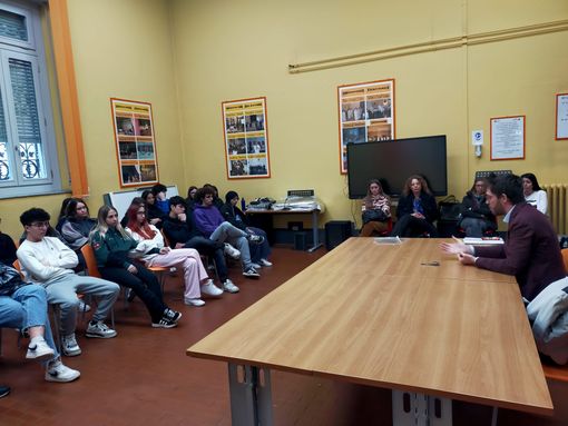 Droga, baby gang e il fascino della violenza: i giovani che stanno "dalla parte sbagliata del tavolo"