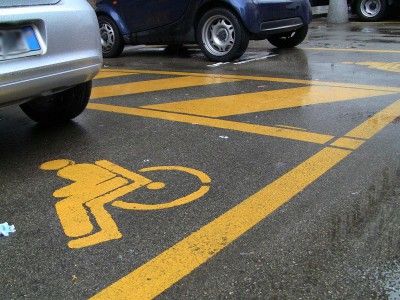 Parcheggiava negli spazi per disabili: con il permesso del nonno morto