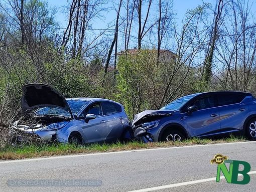 Due feriti nel tamponamento tra auto Due feriti nel tamponamento tra auto