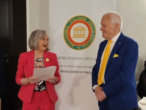 Accademia Italiana della Cucina: spilla e cravatta a Tony Bisceglia