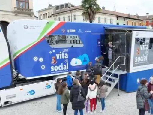 Una vita social: arriva a Vercelli la campagna della Polizia contro il cyberbullismo Una vita social: arriva a Vercelli la campagna della Polizia contro il cyberbullismo