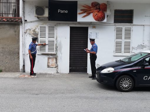 Furto nel negozio di alimentari, 5 denunce