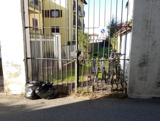 Rifiuti: arrivano le prime multe dopo i controlli sui sacchi neri Rifiuti: arrivano le prime multe dopo i controlli sui sacchi neri