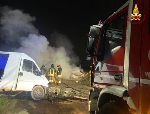 Romentino, 25enne muore nell'auto in fiamme dopo un incidente Romentino, 25enne muore nell'auto in fiamme dopo un incidente