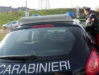 Morto con ferita al torace a Magenta, colpito dal proprietario di casa durante furto in villa Morto con ferita al torace a Magenta, colpito dal proprietario di casa durante furto in villa