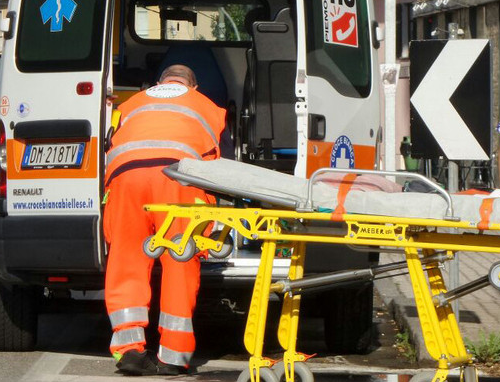 Perde il controllo dell'auto: ferito un giovane neo patentato Perde il controllo dell'auto: ferito un giovane neo patentato