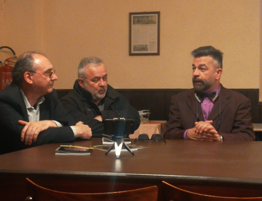 DA SINISTRA, TIRA, BASSINI E MASSIMO PERUCCA AUTORE DI "SCEMO CHI LEGGE" (FOTO DI MICHELA BRAGHIN) DA SINISTRA, TIRA, BASSINI E MASSIMO PERUCCA AUTORE DI "SCEMO CHI LEGGE" (FOTO DI MICHELA BRAGHIN)