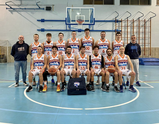 I Mosskins. Ai lati il presidente Guerra e coach Rigolone I Mosskins. Ai lati il presidente Guerra e coach Rigolone