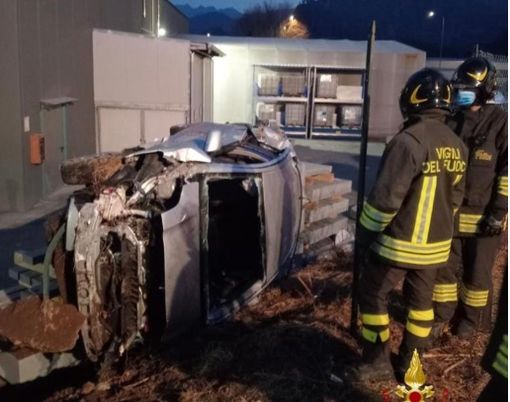 Ferita e bloccata nell'auto: incidente all'alba di domenica
