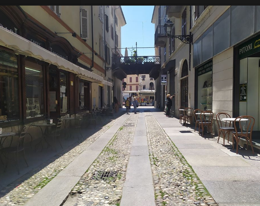 Sulla sinistra, i tavolini che sono stati fatt togliere