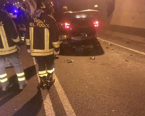 Auto si ribalta in galleria - le foto