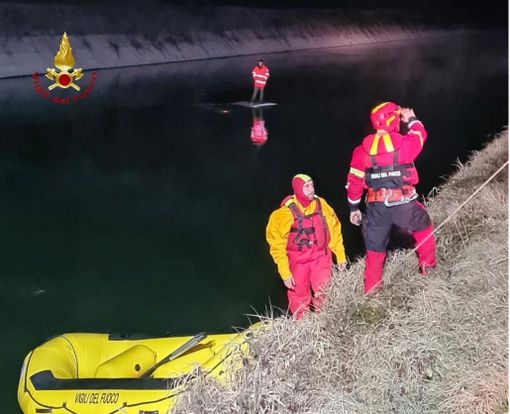 Finisce con l'auto nel canale Cavour: salvato dai Vigili del Fuoco Finisce con l'auto nel canale Cavour: salvato dai Vigili del Fuoco