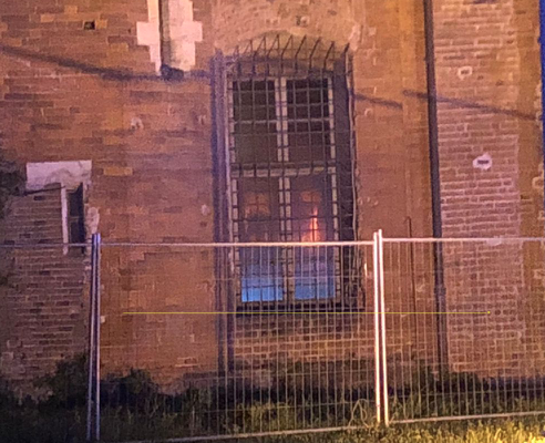 Il fuoco oltre le vetrate (foto Camilla)