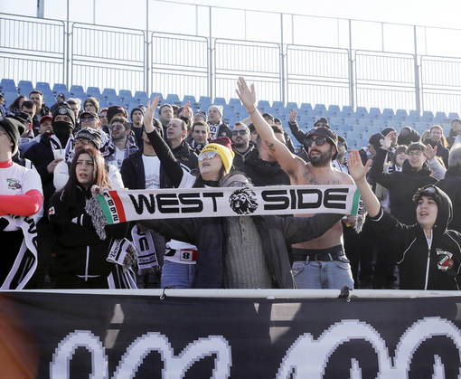 Il gran tifo dei vercellesi a Novara (foto Marco Lussoso)