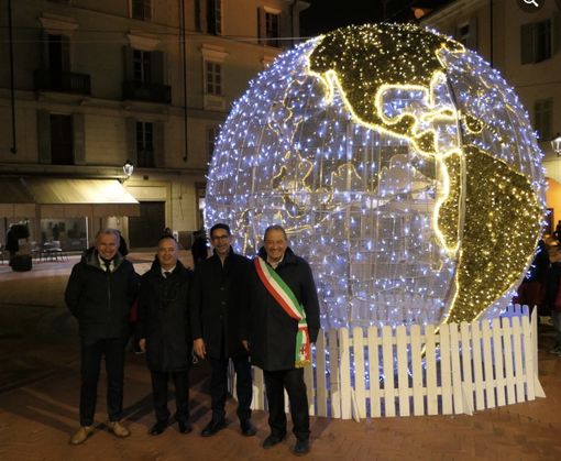 Vercelli brilla con le luci e le iniziative natalizie Vercelli brilla con le luci e le iniziative natalizie